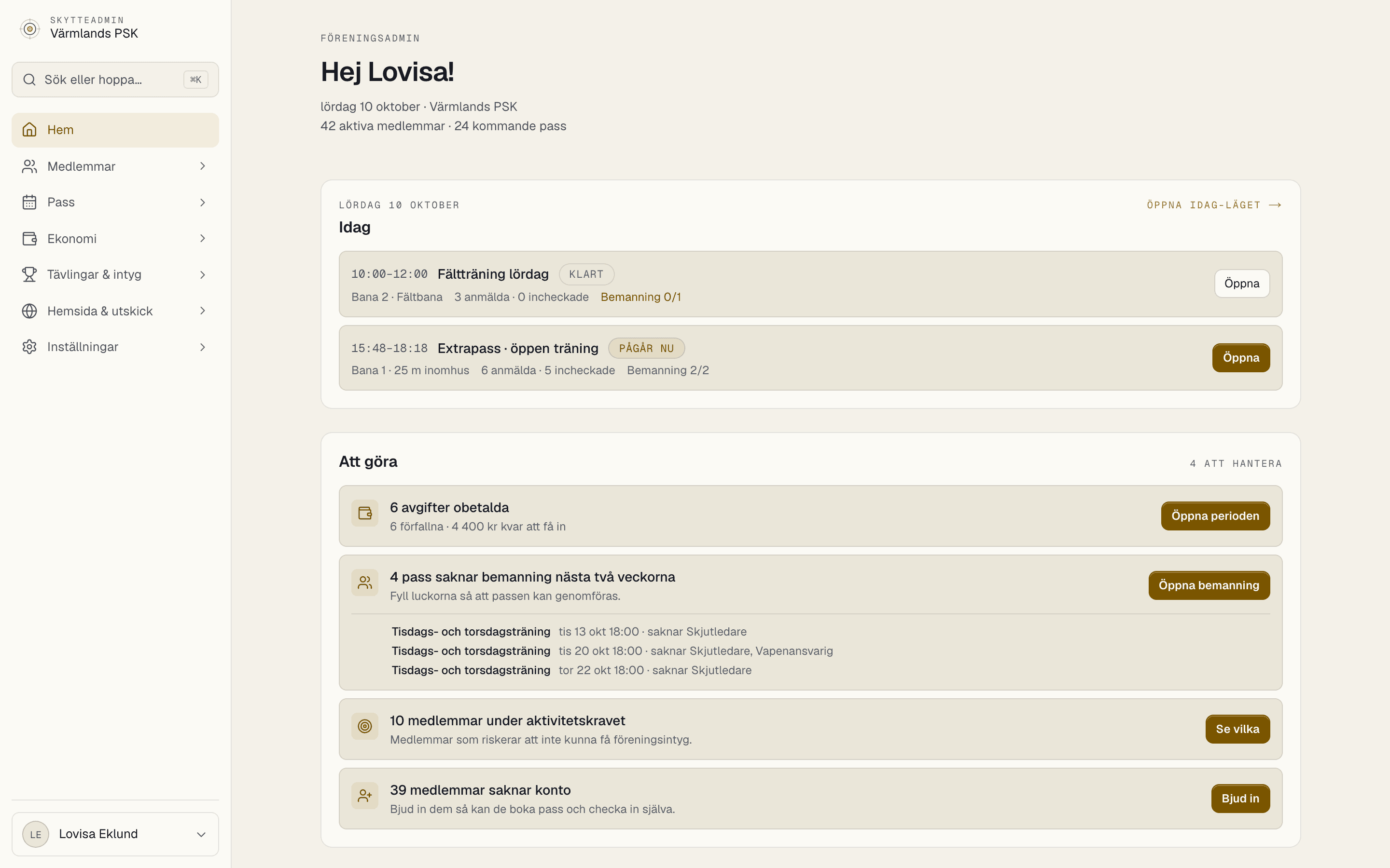 SkytteAdmins hemvy för Värmlands PSK: dagens pass med bemanning och incheckade, och en att göra-lista med obetalda avgifter, obemannade pass och medlemmar under aktivitetskravet.