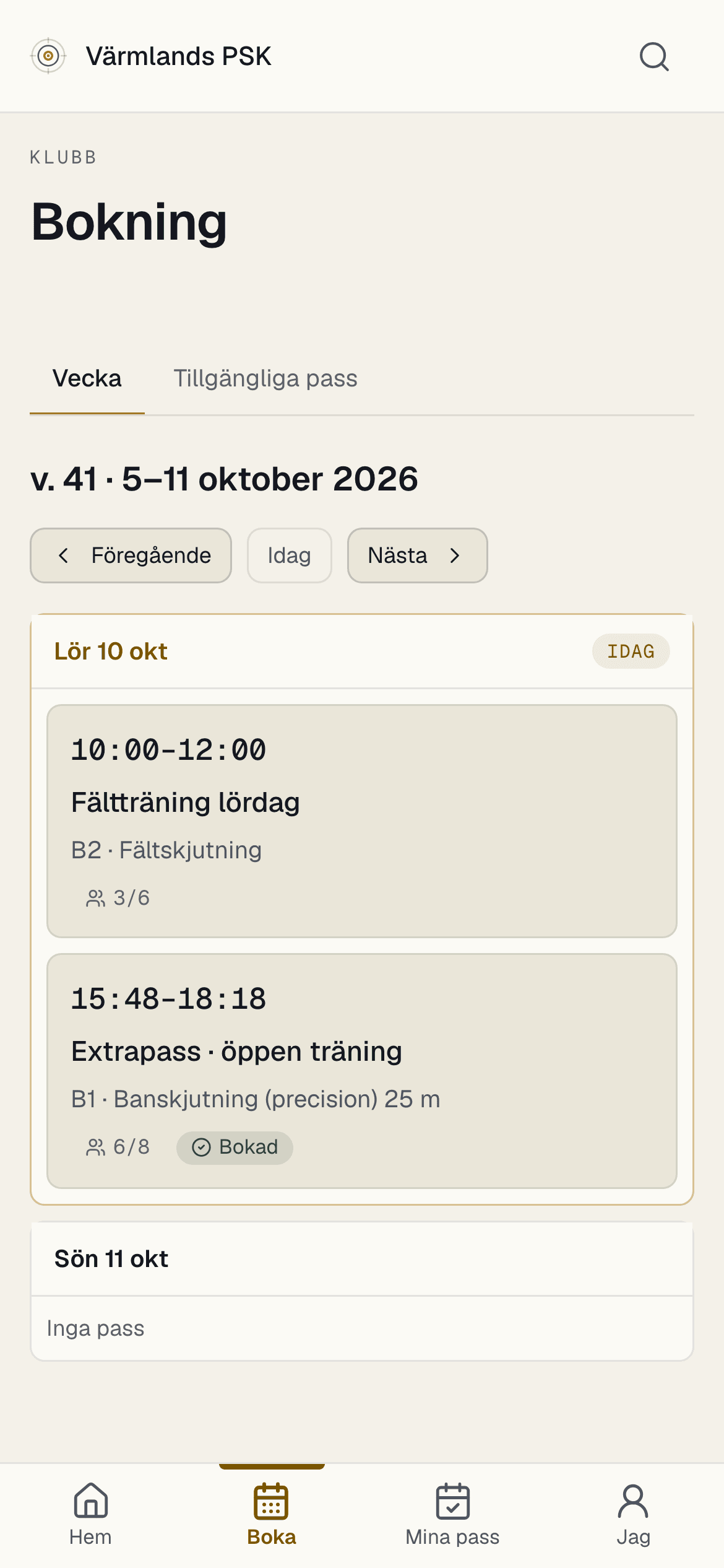 Medlemmens bokningsvy i mobilen: veckans pass som kort med platser, status Bokad och bottenmeny med Hem, Boka, Mina pass och Jag.