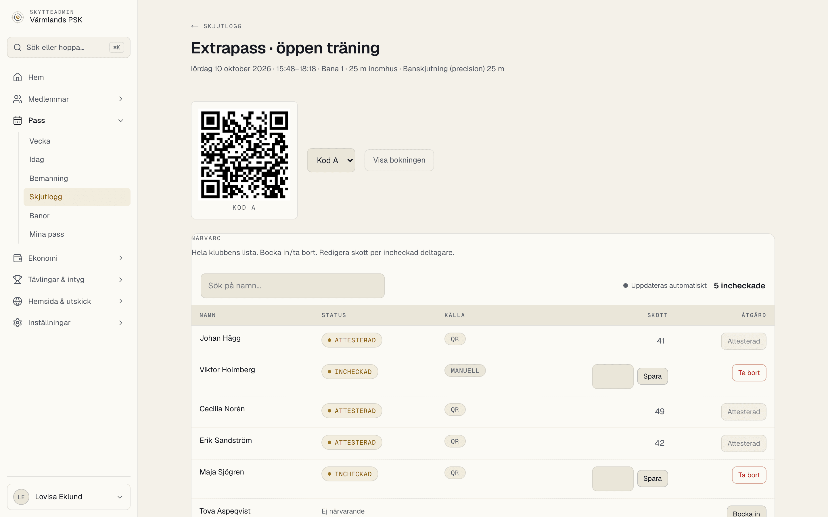 Skjutloggens roster för ett pågående pass: QR-kod, incheckade och attesterade deltagare med skott.